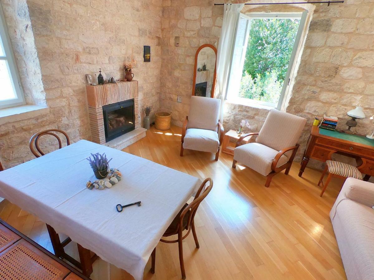 Historic Piazza House & Romantic Hidden Garden Hvar Town Exterior photo