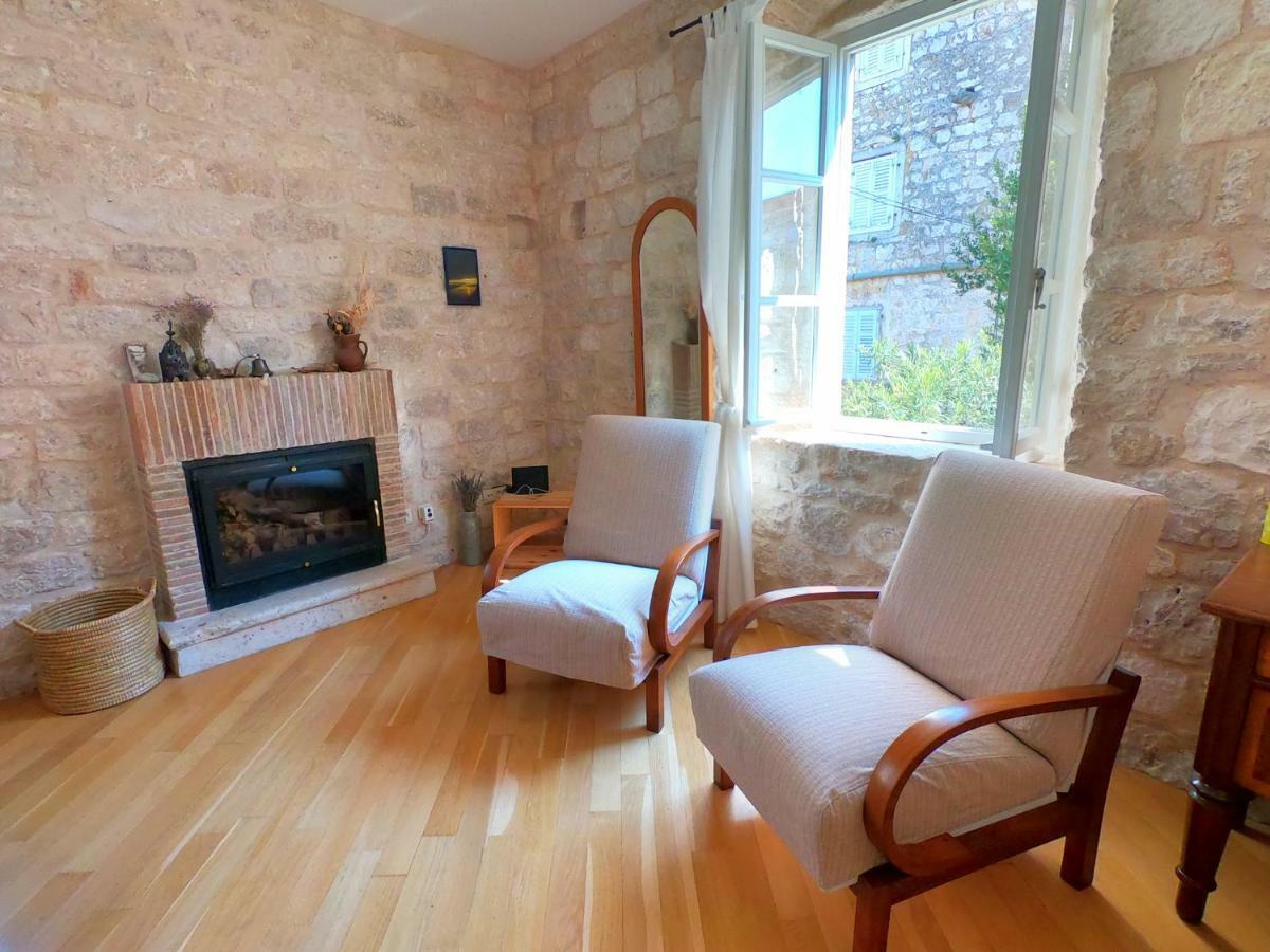 Historic Piazza House & Romantic Hidden Garden Hvar Town Exterior photo