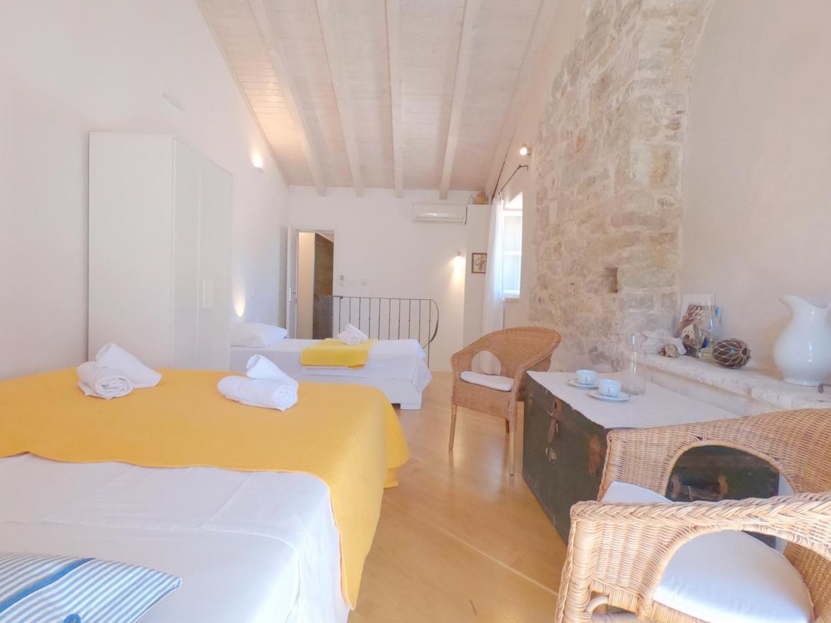 Historic Piazza House & Romantic Hidden Garden Hvar Town Exterior photo